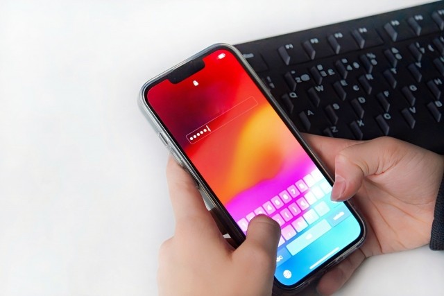 iphoneを触っている画像